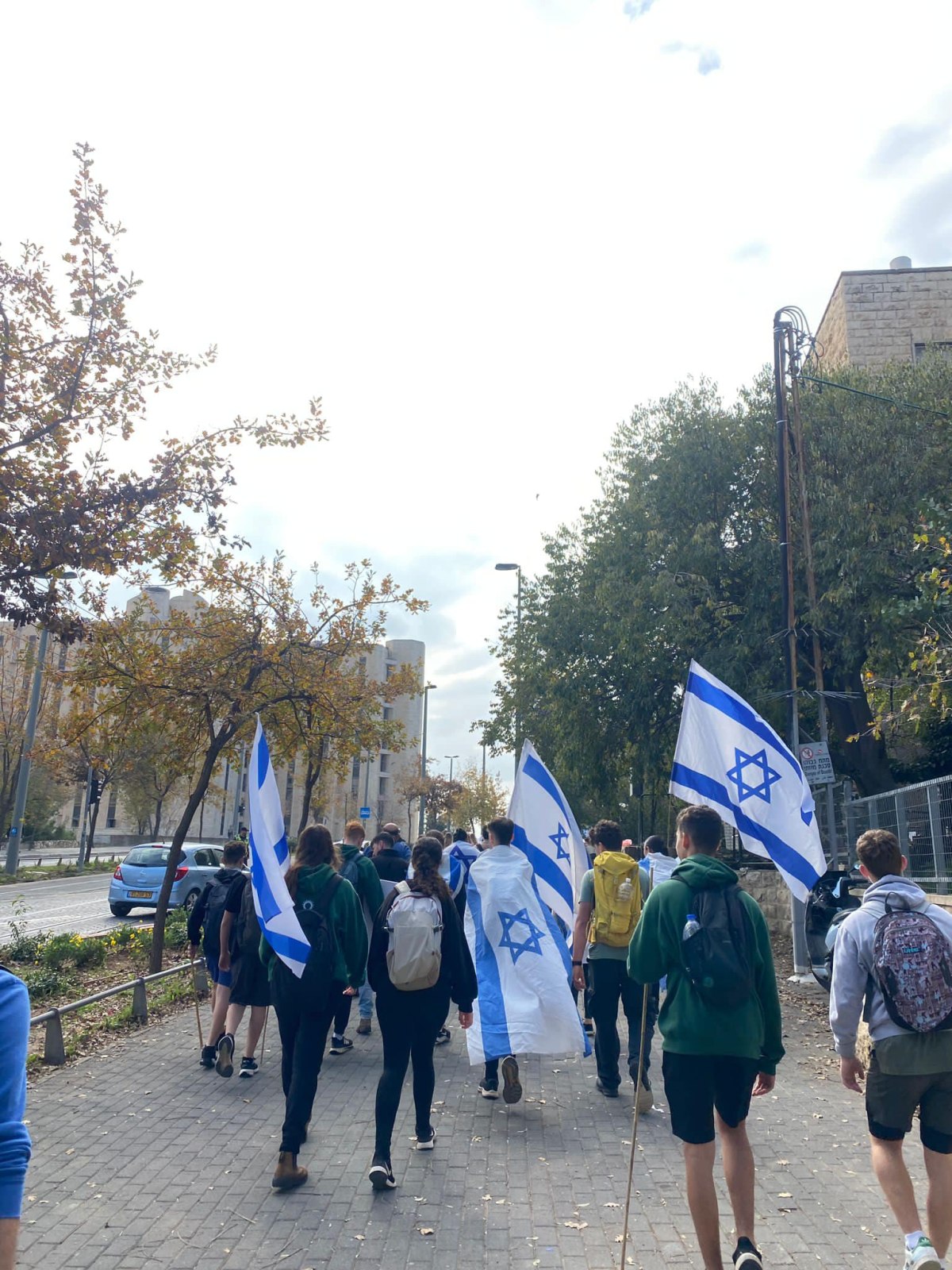 תמונות של בני ובנות הנוער מדרום השרון בצעדת הנוער למען שחרור החטופים בהובלת נוער