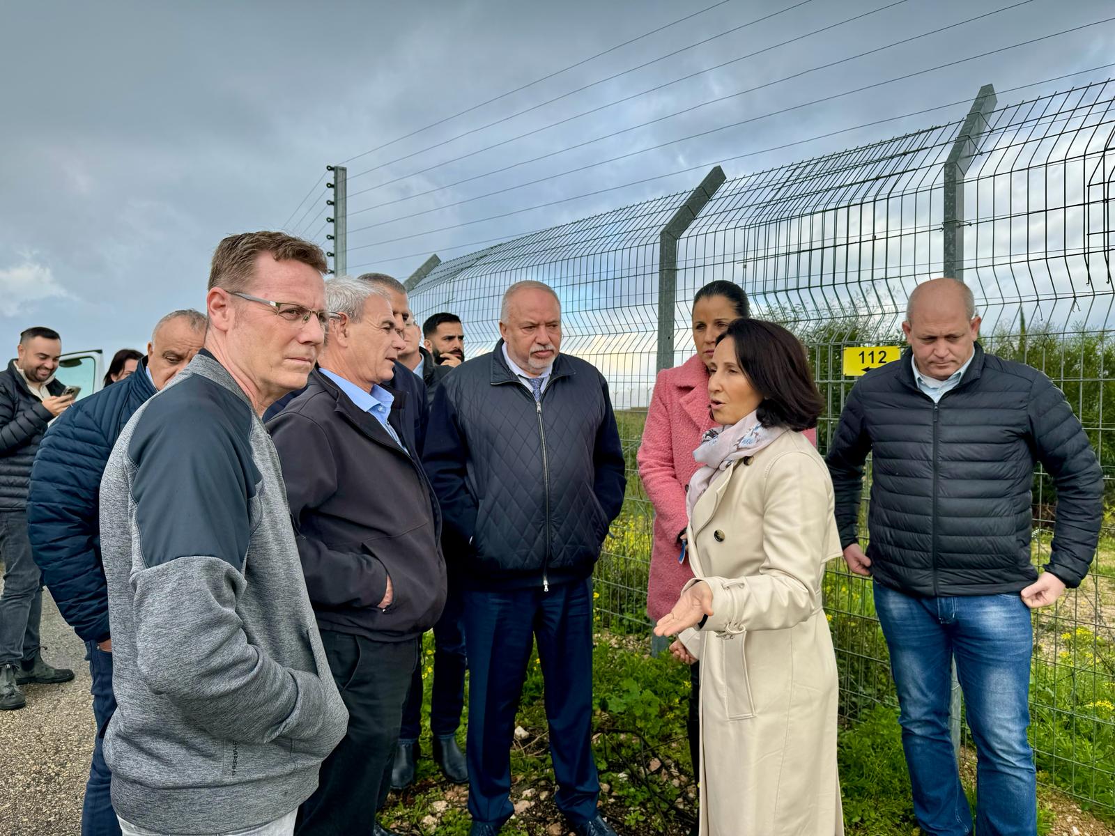 תמונות מביקורו של השר וחבר קבינט המלחמה בני גנץ במועצה במהלך הביקור סייר לאורך גדר הביטחון של הישוב מתן, יחד עם ראש המועצה וחברי הנהגות ישובי גוש חורשים.