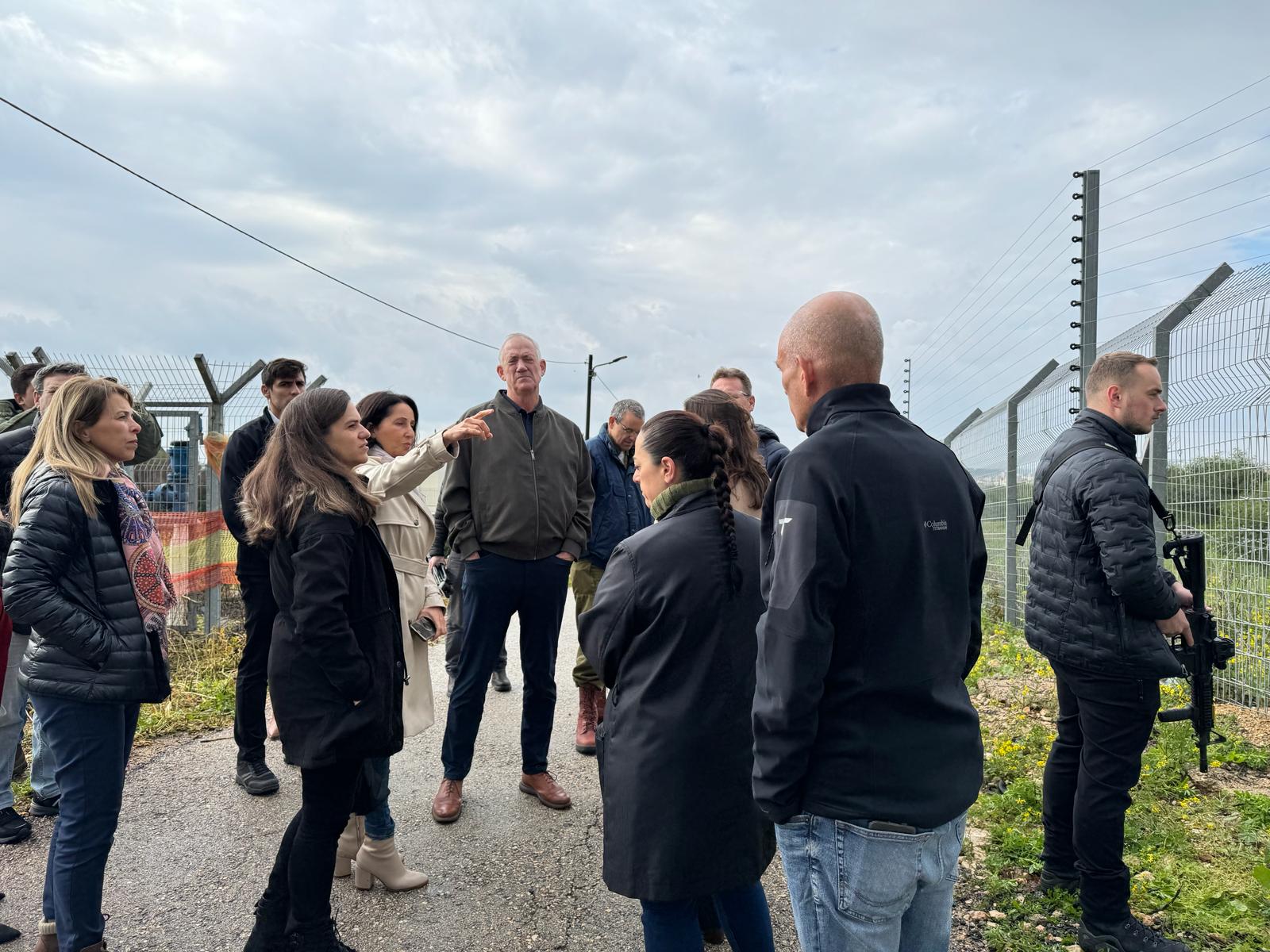 תמונות מביקורו של השר וחבר קבינט המלחמה בני גנץ במועצה במהלך הביקור סייר לאורך גדר הביטחון של הישוב מתן, יחד עם ראש המועצה וחברי הנהגות ישובי גוש חורשים.