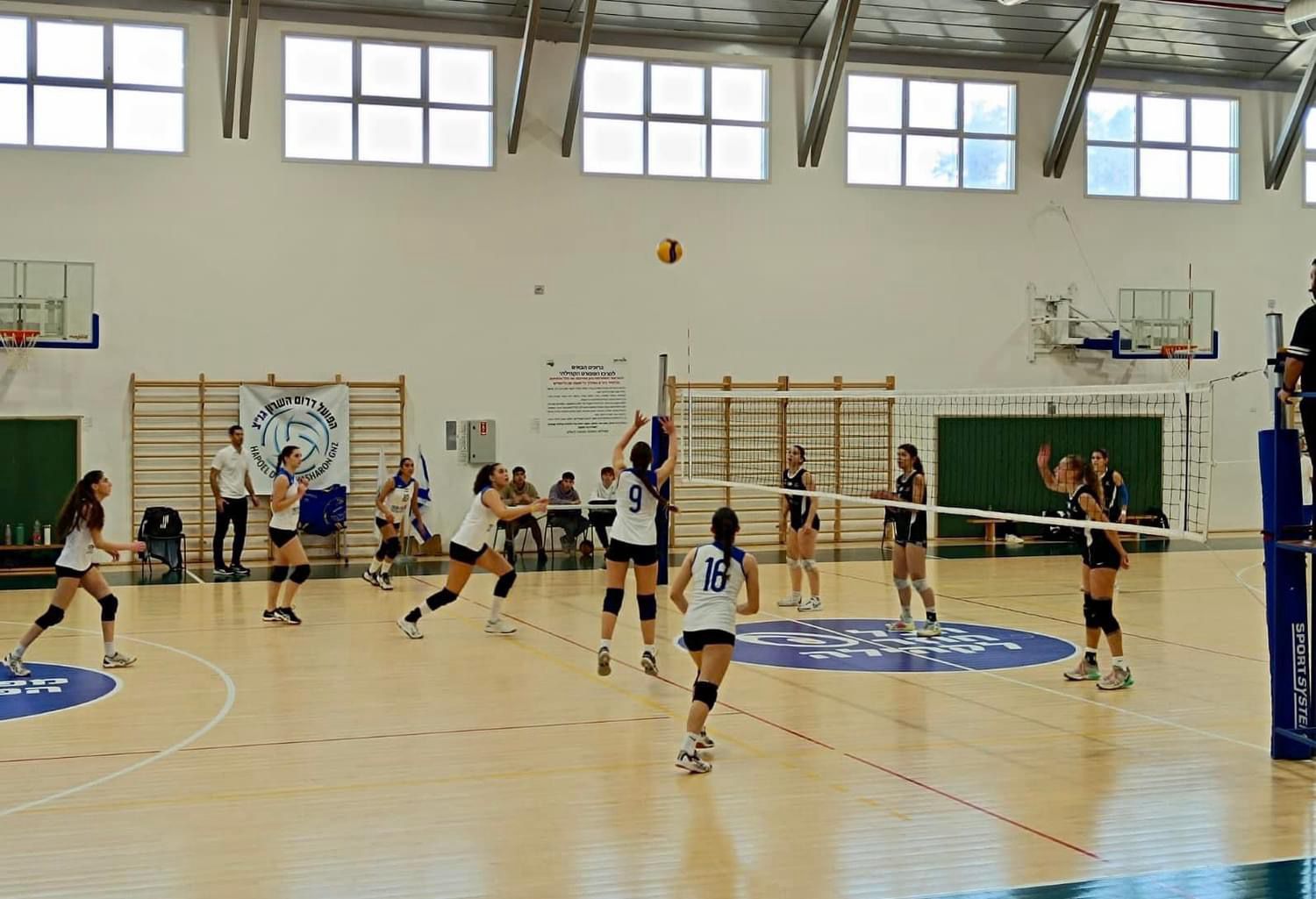 תמונה מאולם הספורט בתיכון עמי אסף