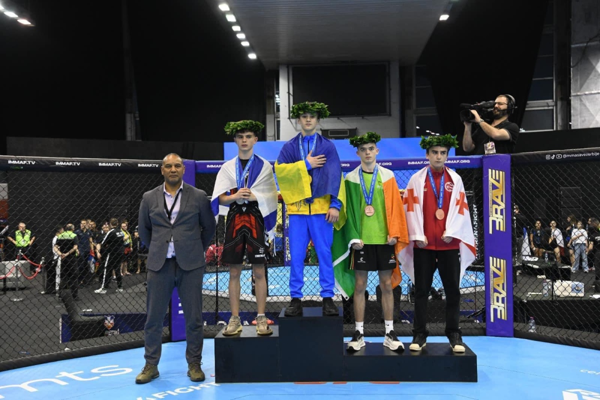 תמונתו של יותם גלנד על הפודיום