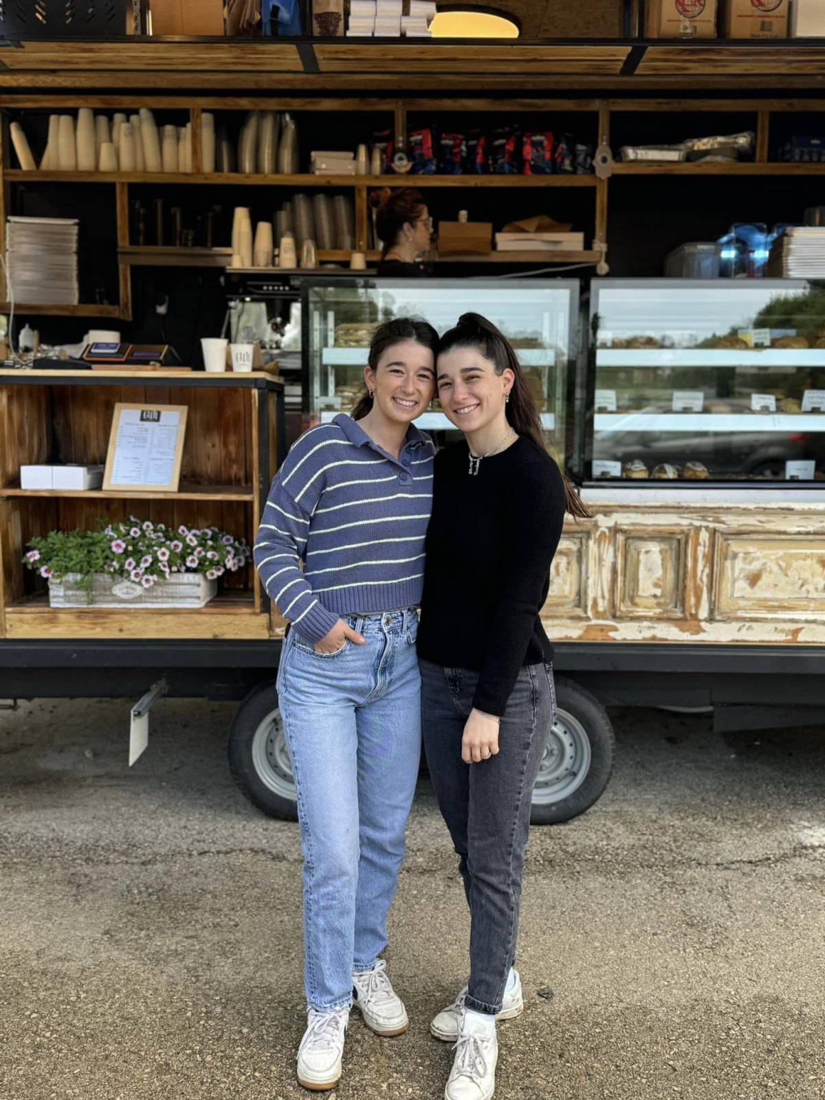 תמונות של עגלת הקפה החדשה GILTI במושב עדנים