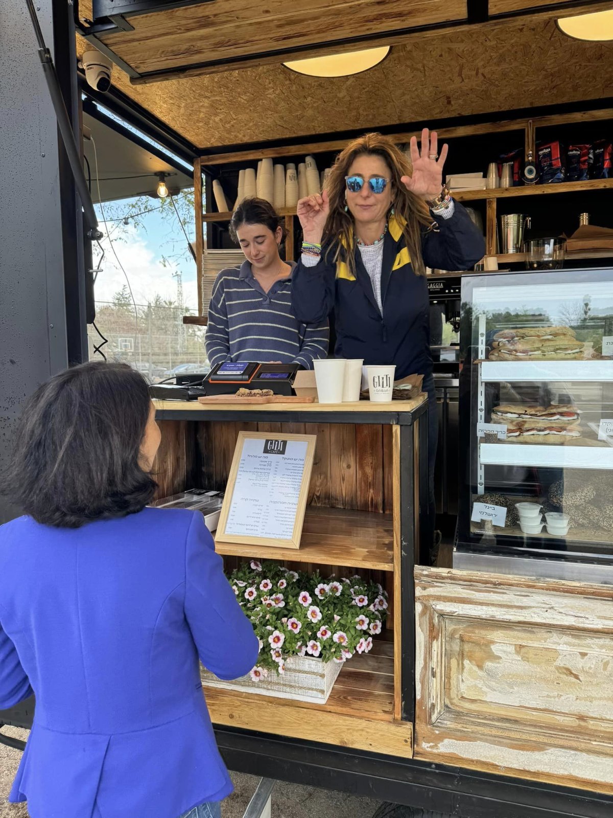 תמונות של עגלת הקפה החדשה GILTI במושב עדנים