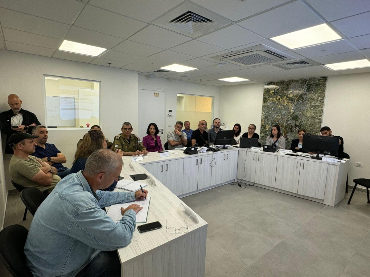 תמונות מתוך הערכת מצב עם ראש המועצה, מנכ״ל המועצה, ראשי מכלולי החירום של המועצה ופיקוד העורף