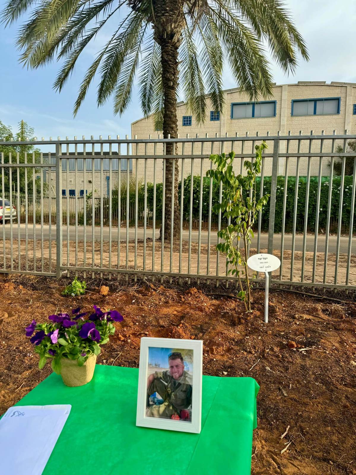 תמונות מטקס חשיפת האנדרטה לזכר חללי בית חינוך עמי אסף ונטיעת בוסתן הזיכרון