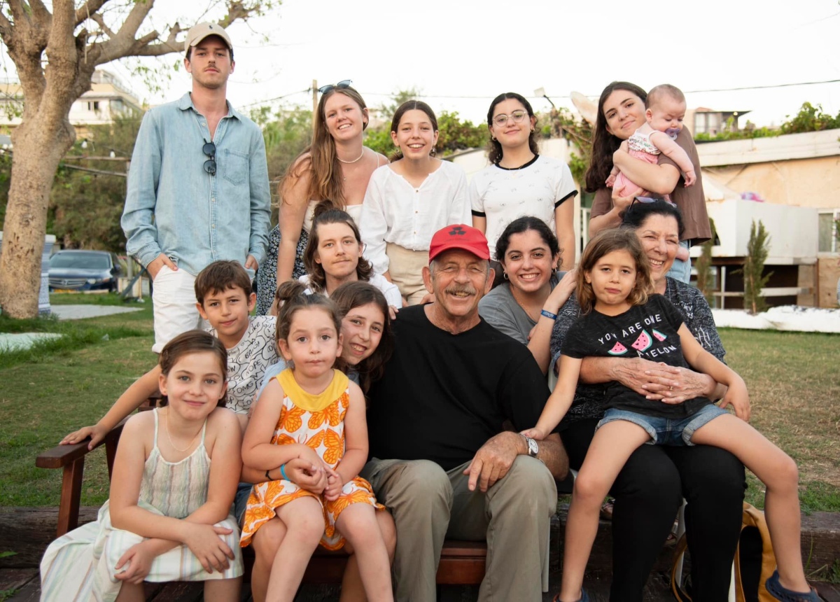 תמונתו של חיים פרי ז״ל עם נכדיו, בדיוק לפני שנה בחג השבועות בנחשונים