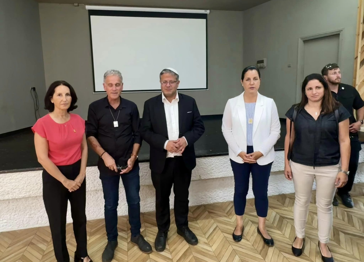 אושרת גני גונן בתמונה עם שר הביטחון