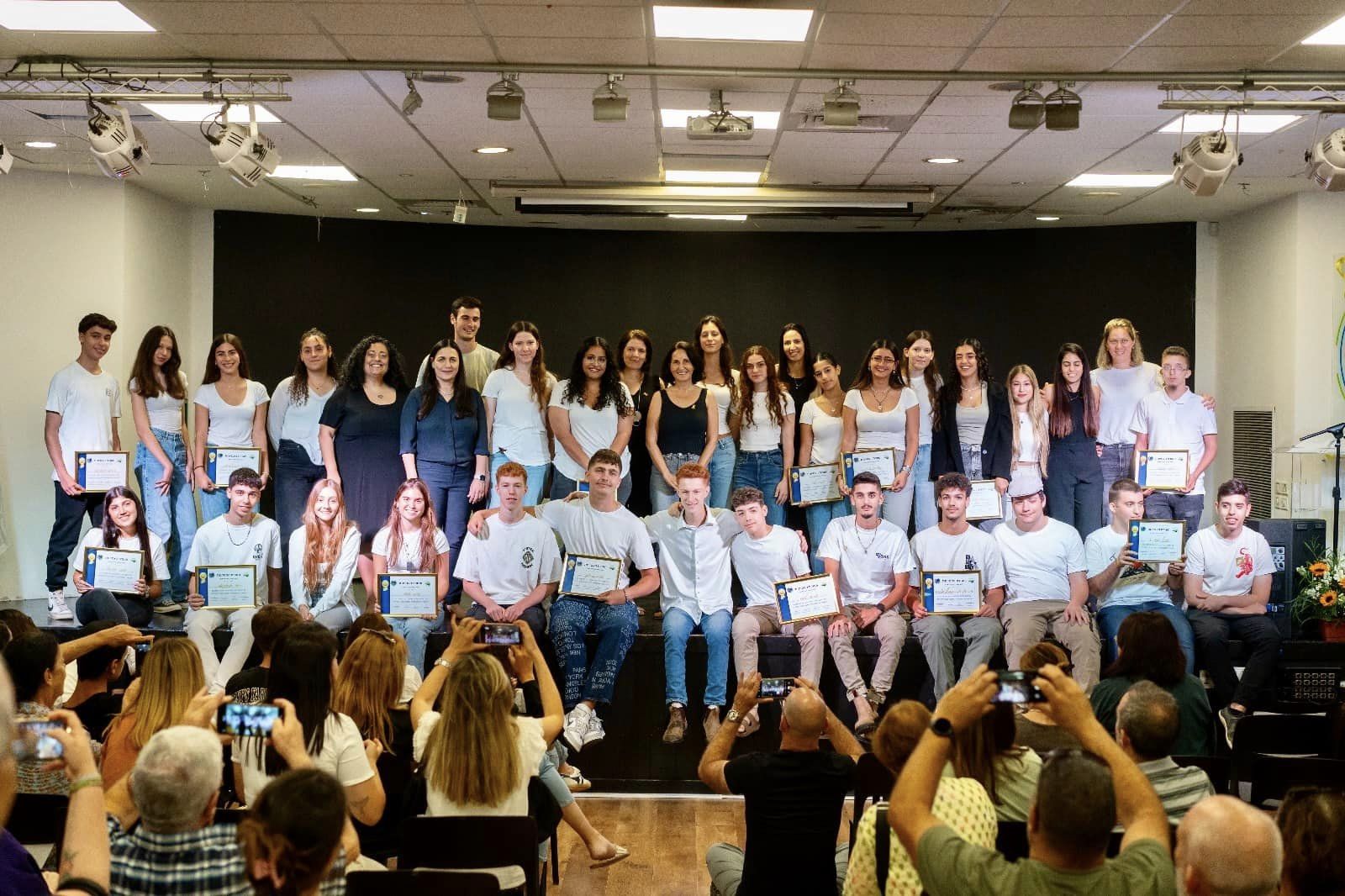 הנוער בדרום השרון. נותנים כתף בכיף -  תמנה של בני הנוער על הבמה יחד עם ראש המועצה