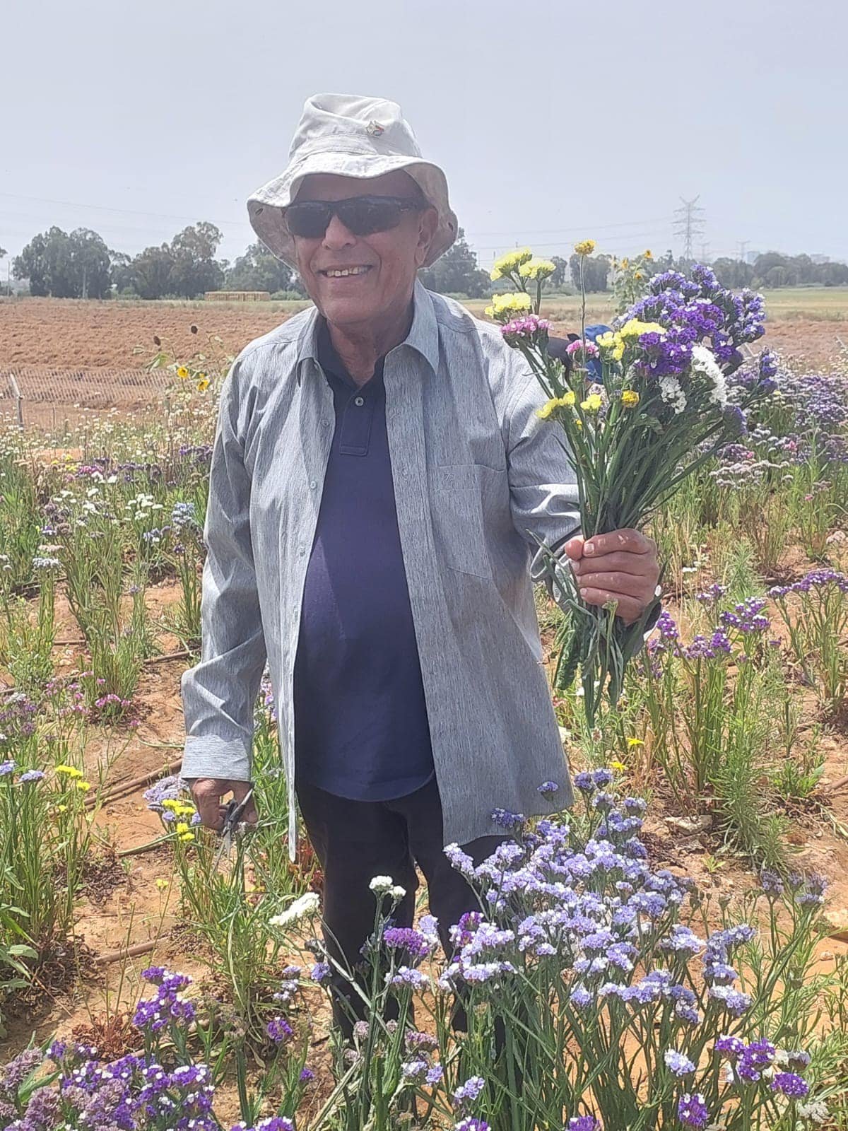 תמונות של חברים וחברות מכיתת הותיקים בבית חינוך ירקון אשר נפגשו מדי שבוע בחווה