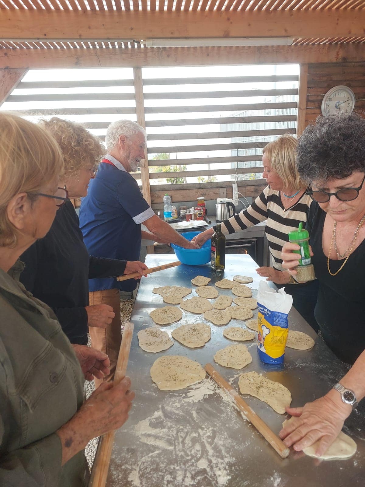 תמונות של חברים וחברות מכיתת הותיקים בבית חינוך ירקון אשר נפגשו מדי שבוע בחווה