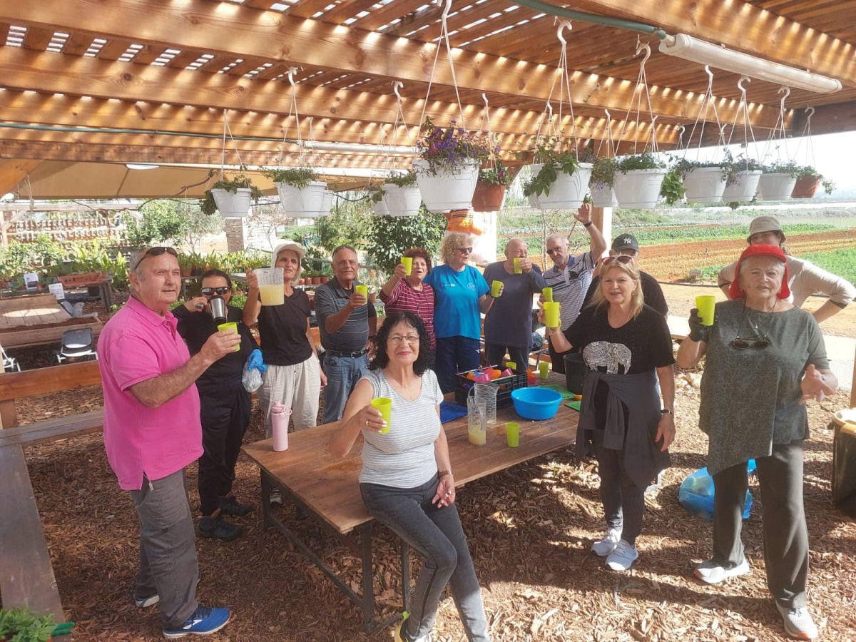 תמונות של חברים וחברות מכיתת הותיקים בבית חינוך ירקון אשר נפגשו מדי שבוע בחווה