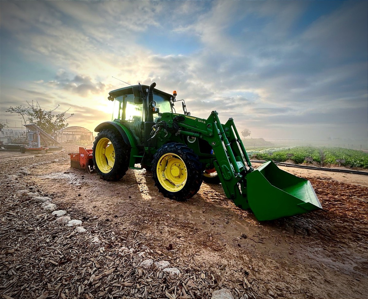 תמונות שונות מהחווה החקלאית בדרום השרון