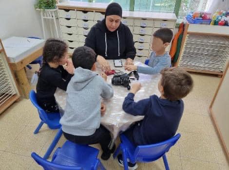 תמונות הסייעות במהלך פעילויות שונות בגני הילדים