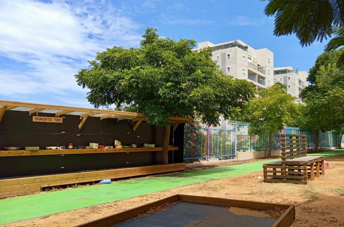 תמונה של חצר הגרוטאות החדשה אשר הוקמה בבית הספר