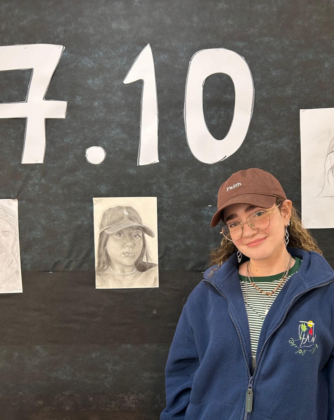 תמר מרציאנו על רקע דיוקנה של לירי אותו היא איירה