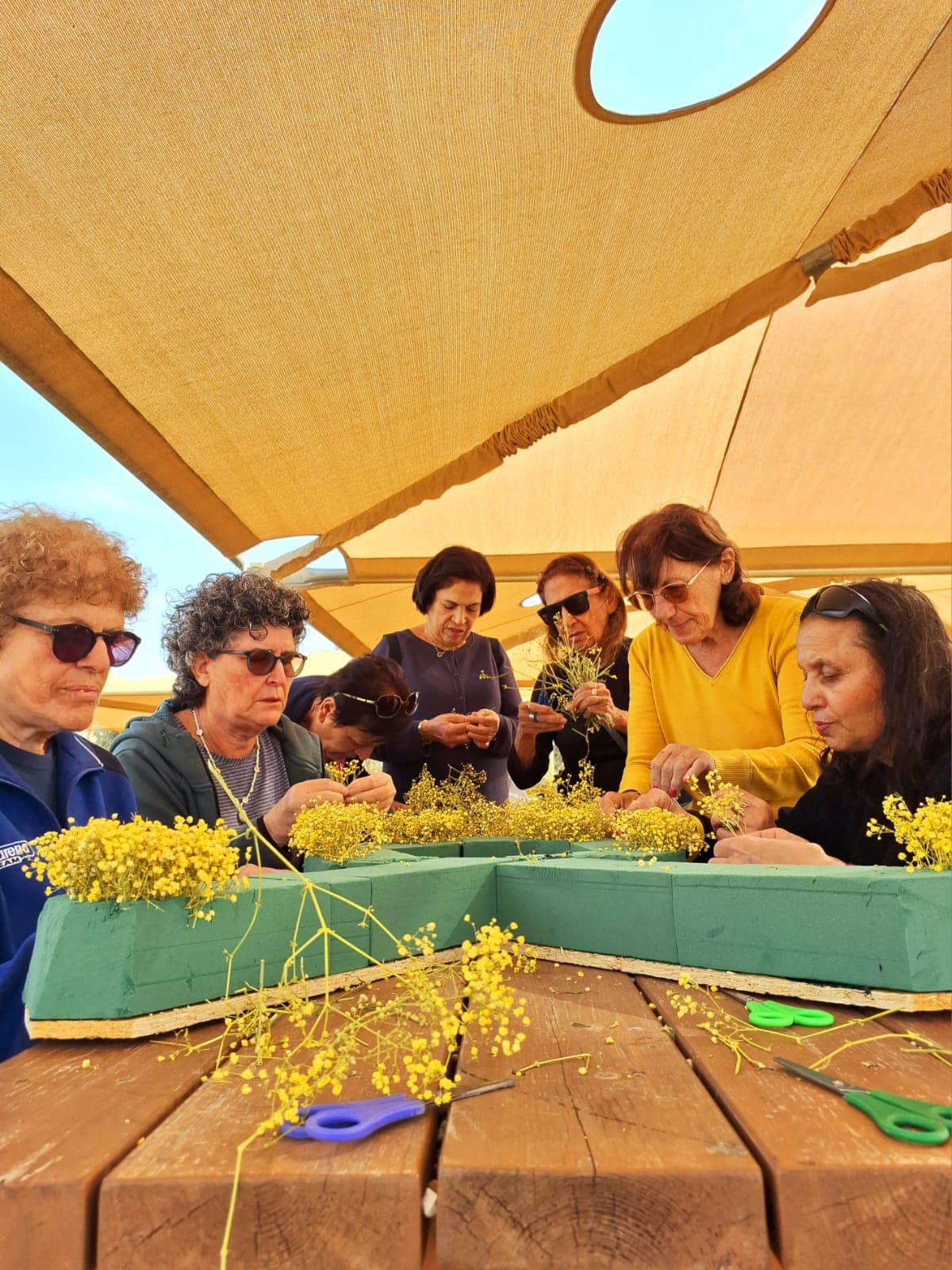 מיצג סמל החטופים מגיבסנית לבנה שגידלנו בחווה החקלאית דרום השרון