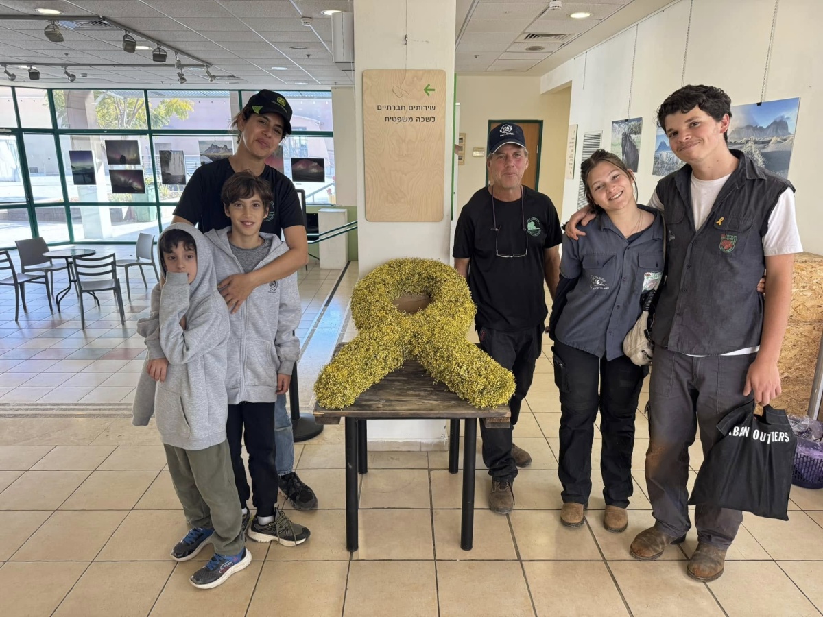 מיצג סמל החטופים מגיבסנית לבנה שגידלנו בחווה החקלאית דרום השרון