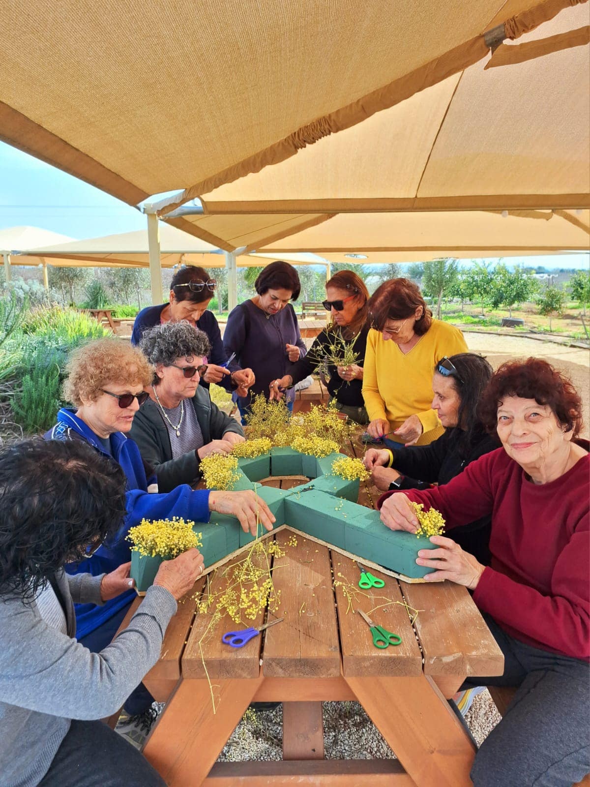 מיצג סמל החטופים מגיבסנית לבנה שגידלנו בחווה החקלאית דרום השרון