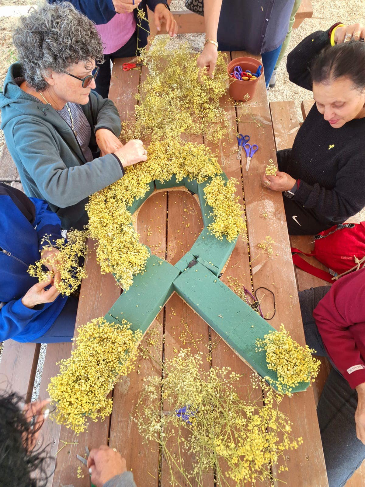 מיצג סמל החטופים מגיבסנית לבנה שגידלנו בחווה החקלאית דרום השרון