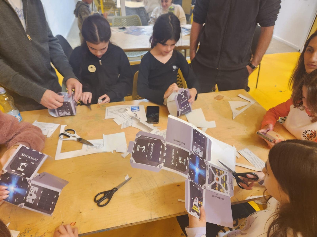 תמונות מערב חלל באולם - מרכז החדשנות