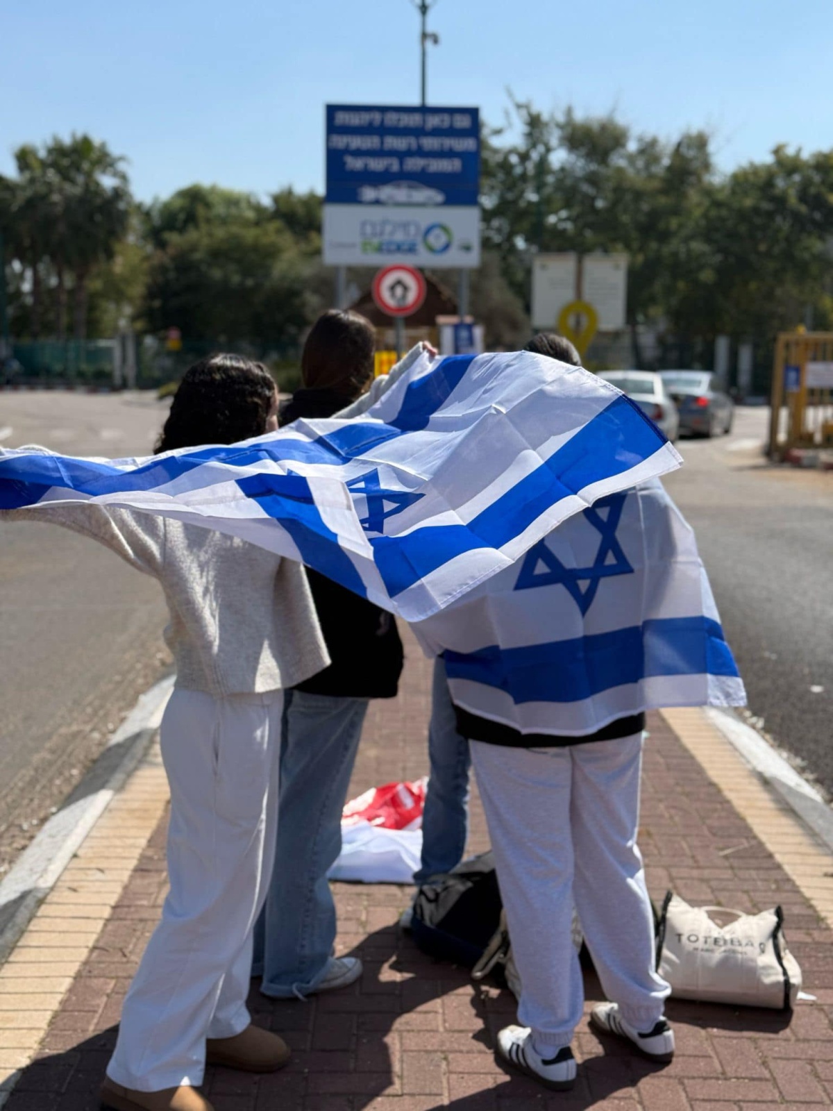 המועצה האזורית דרום השרון מתכנסת ללוות את שירי, אריאל וכפיר ביבס זל