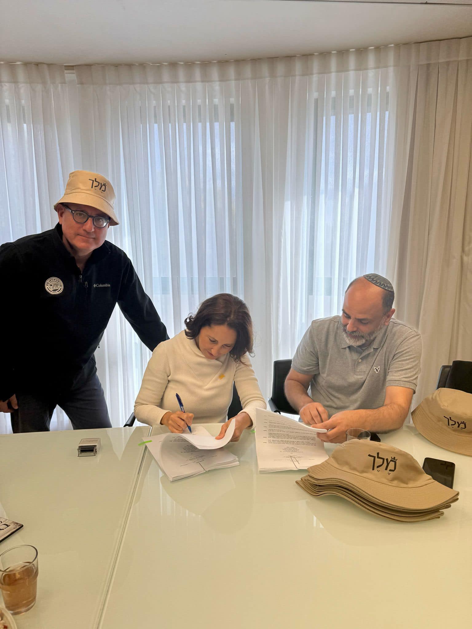 ראש המועצה אשרת גני גונן חותמת על הסכם בית לחיים