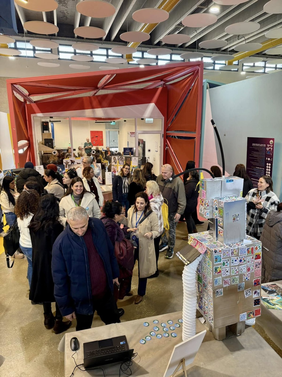 תמונות מיריד בינה מלאכותית (AI) לצוותי החינוך של המועצה