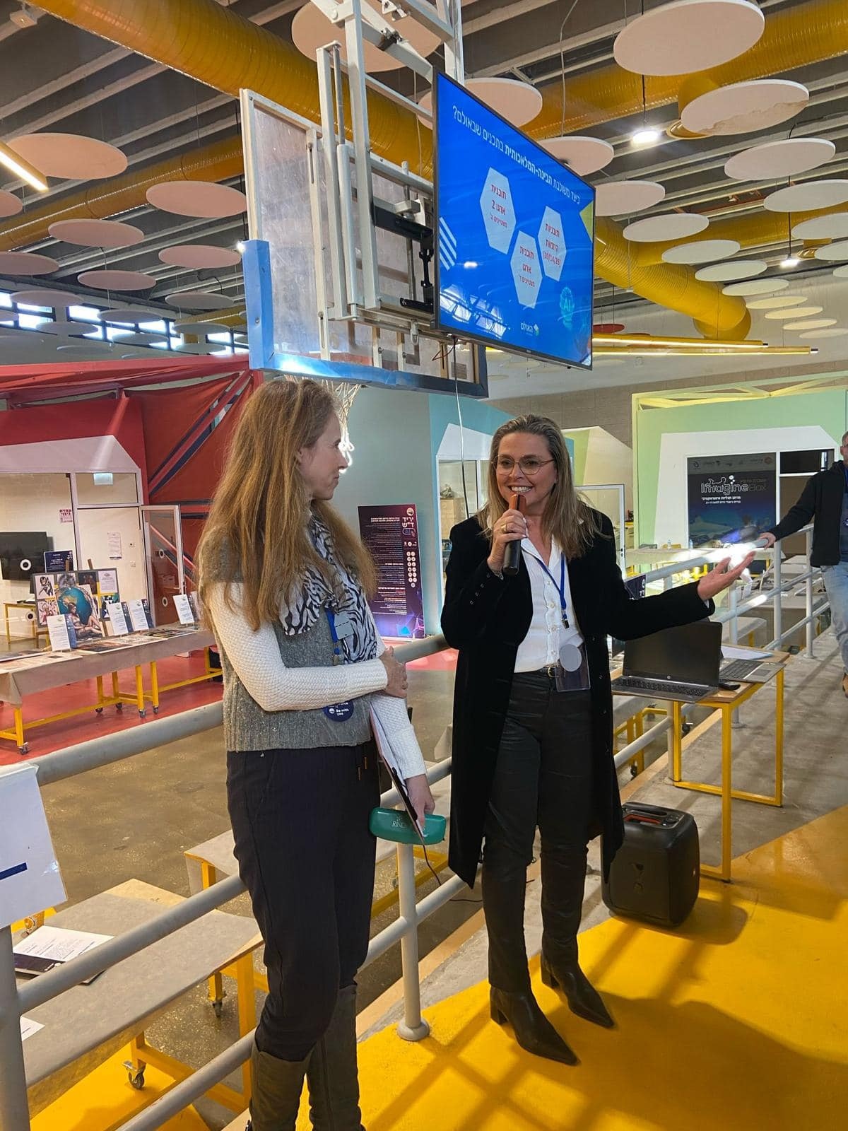 תמונות מיריד בינה מלאכותית (AI) לצוותי החינוך של המועצה