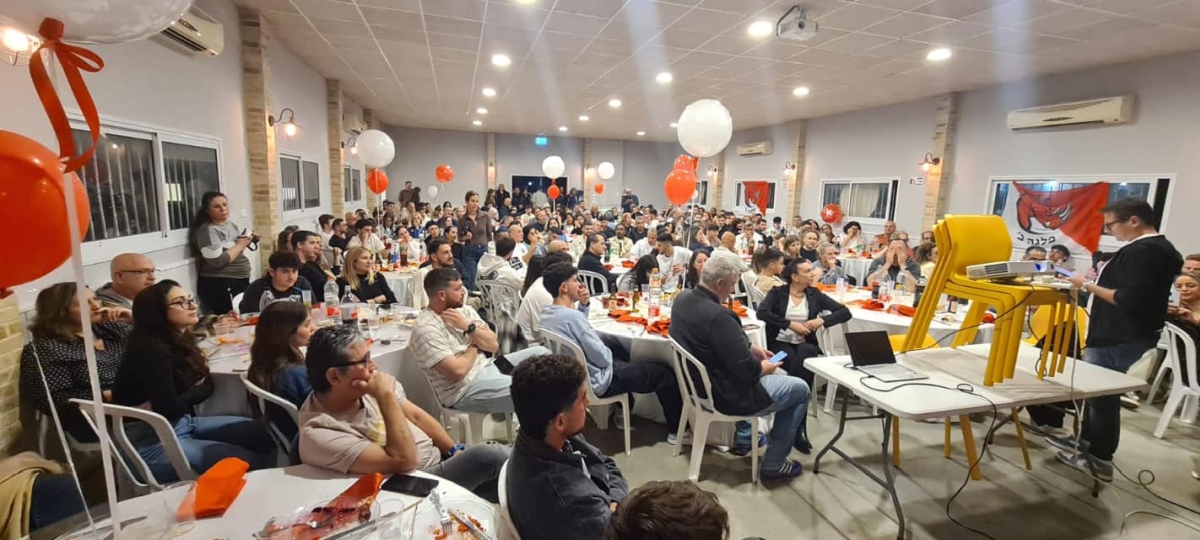 תמונות של תושבות ותושבי אלישמע אשר אירחו בפורים 250 לוחמי גדוד צנחנים ובני משפחותיהם