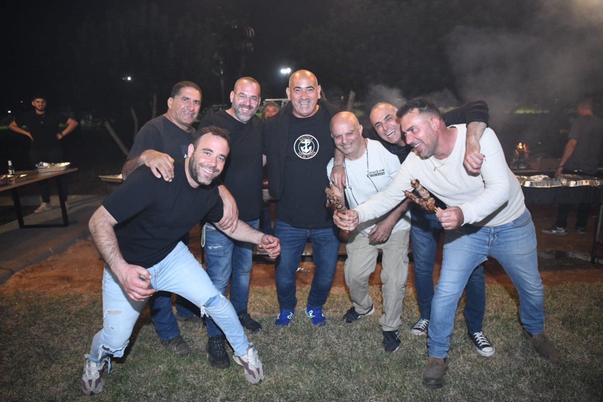 תמונות של תושבות ותושבי אלישמע אשר אירחו בפורים 250 לוחמי גדוד צנחנים ובני משפחותיהם