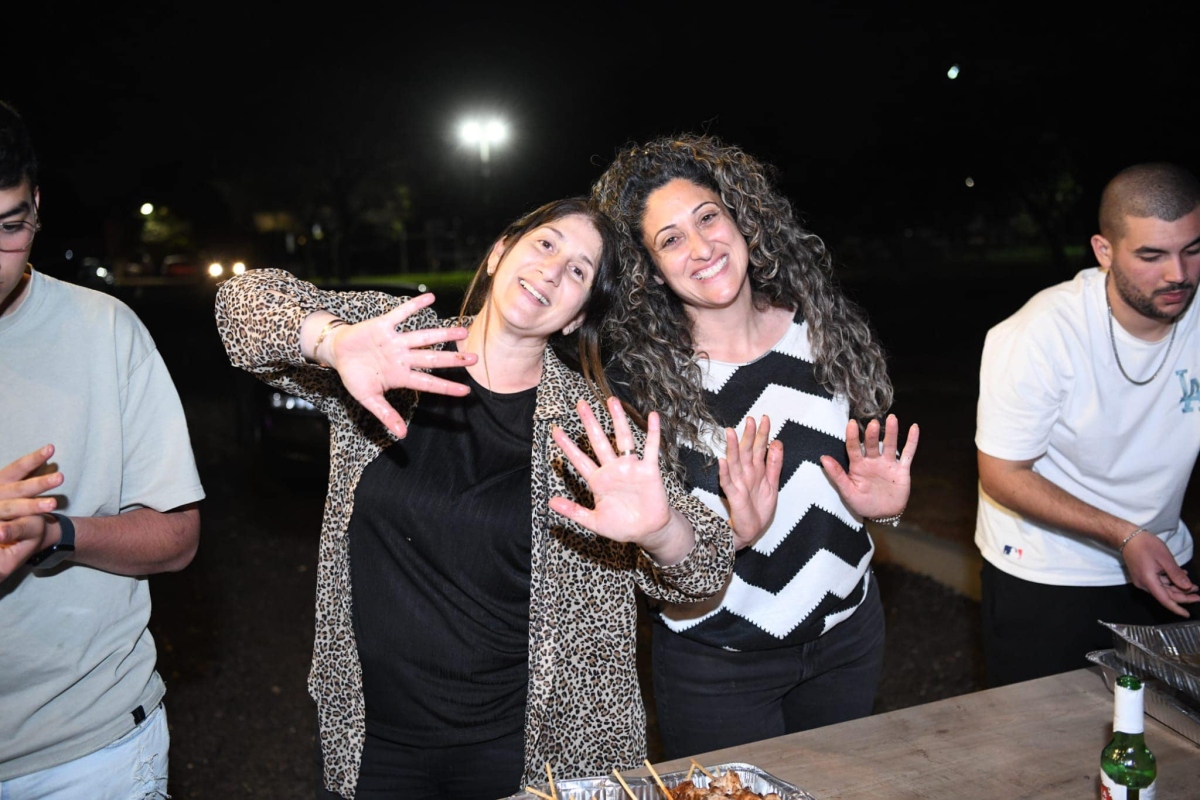 תמונות של תושבות ותושבי אלישמע אשר אירחו בפורים 250 לוחמי גדוד צנחנים ובני משפחותיהם