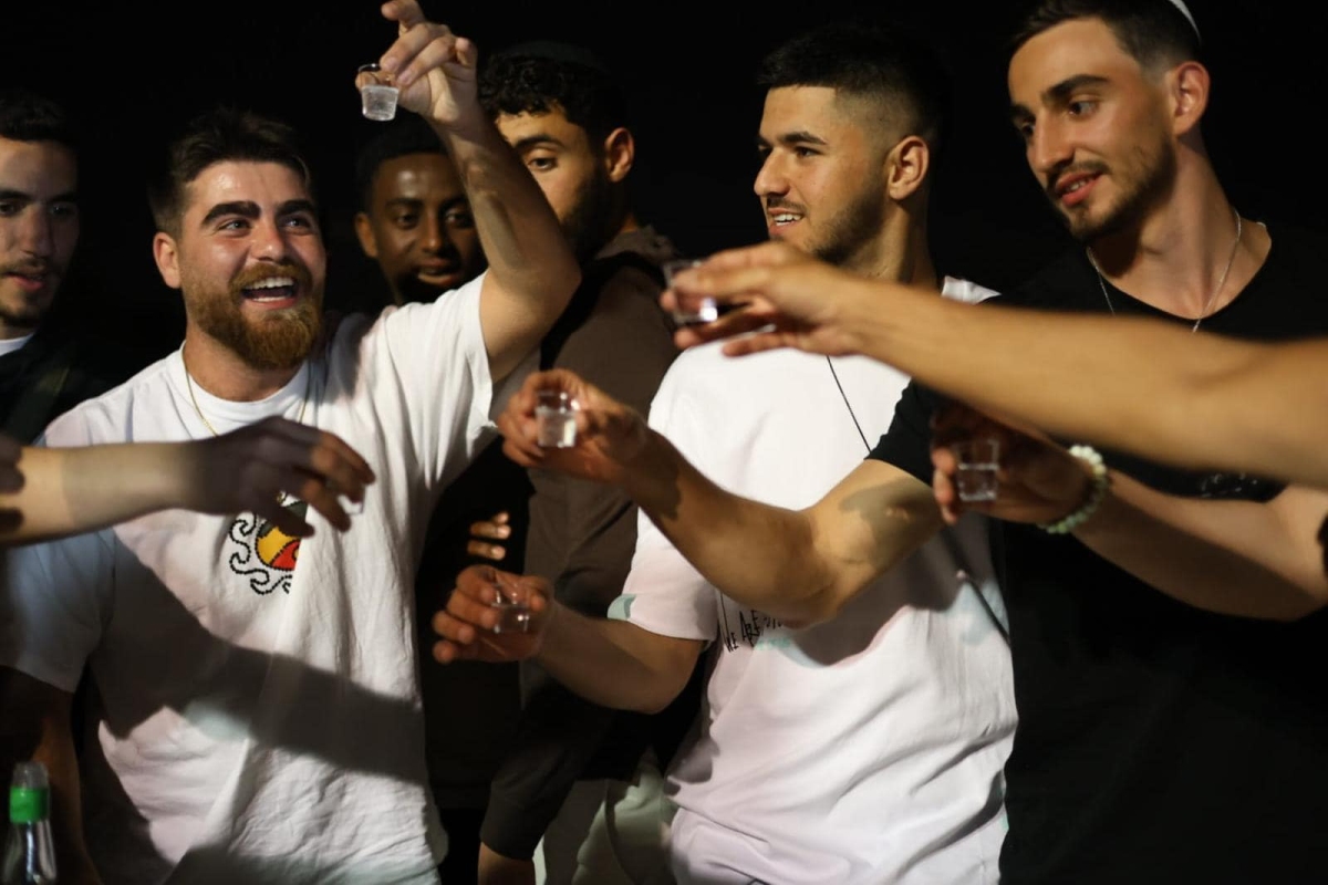 תמונות של תושבות ותושבי אלישמע אשר אירחו בפורים 250 לוחמי גדוד צנחנים ובני משפחותיהם