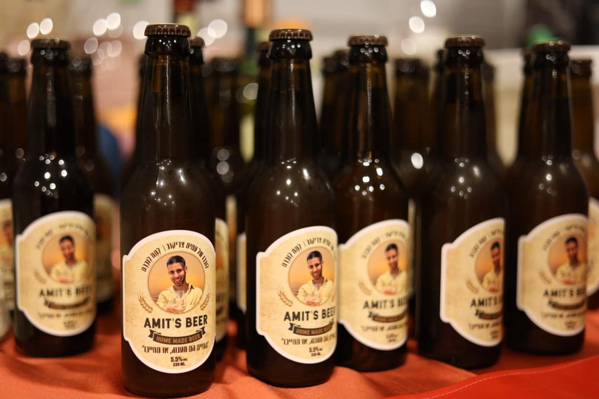 תמונות של תושבות ותושבי אלישמע אשר אירחו בפורים 250 לוחמי גדוד צנחנים ובני משפחותיהם